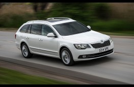 Skoda Superb Estate, front action 2