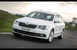Skoda Superb Estate, front action