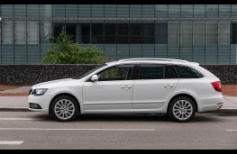 Skoda Superb Estate, side static