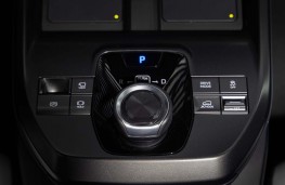 Subaru Solterra, 2025, console controls