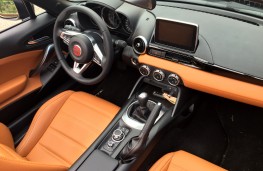 Fiat 124 Spider, 2016, dashboard