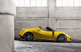 Alfa Romeo 4C Spider, side