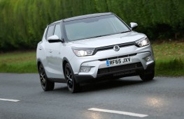 SsangYong Tivoli 4x4, on road action