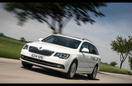 Skoda Superb Estate, front