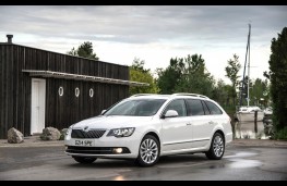 Skoda Superb Estate, side