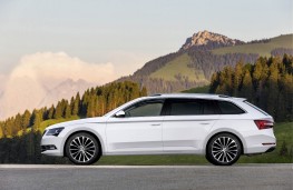 Skoda Superb Estate, side