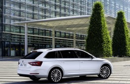 Skoda Superb Estate, side, static