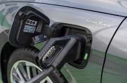 Skoda Superb iV 200â¯kW, 2026, charging point