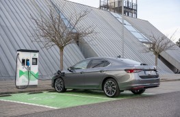 Skoda Superb iV 200â¯kW, 2026, rear, charging