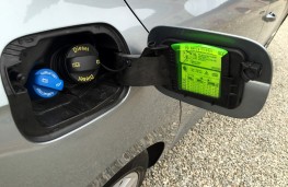 Skoda Superb, ice scraper in fuel flap