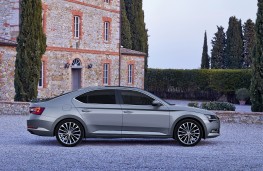 Skoda Superb, side