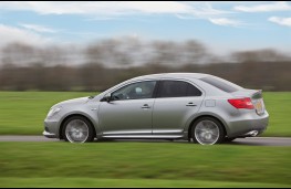 Suzuki Kizashi, side