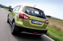 Suzuki SX4 S-Cross, action