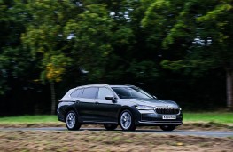 Skoda Superb Estate, 2025, side, action