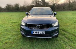 Volvo XC40, front
