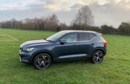 Volvo XC40, side