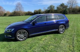 Volkswagen Passat Estate, side