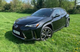 Lexus UX, front