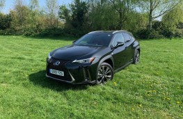 Lexus UX, front