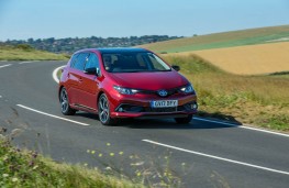  Toyota Auris GB25 Hybrid, front action