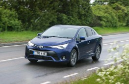 Toyota Avensis, front action
