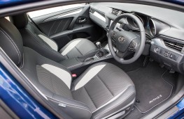 Toyota Avensis, front seats