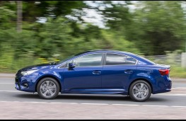 Toyota Avensis, side action