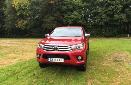 Toyota Hilux, front