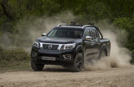Nissan Navara Trek, 2017, front, action