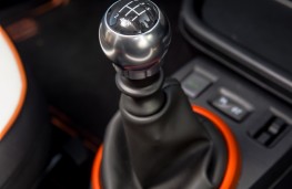 Renault Twingo GT, 2017, gear lever