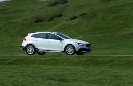 Volvo V40 Cross Country, 2016, side, action
