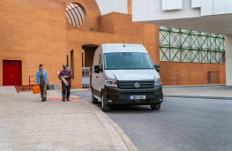 Volkswagen Transporter, 2024, van drivers injured loading