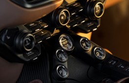 Aston Martin Vantage, 2018, centre console controls