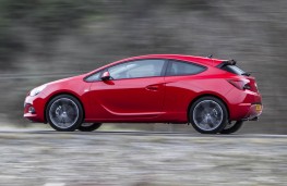 Vauxhall Astra GTC, side action