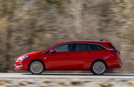Vauxhall Astra Sports Tourer, side action