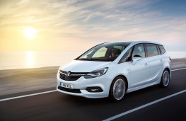 Vauxhall Zafira Tourer, front action 2