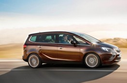 Vauxhall Zafira Tourer, side action