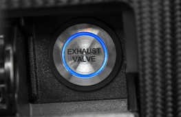 Infiniti FX Vettel Edition, exhaust button
