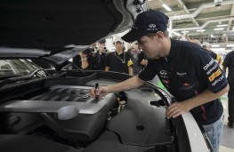 Infiniti FX Vettel Edition, Sebastian Vettel signs engine