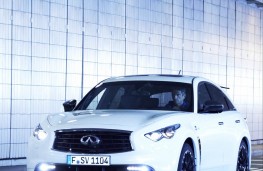 Infiniti FX Vettel Edition, upright