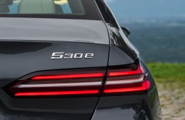BMW 530e, 2025, badge