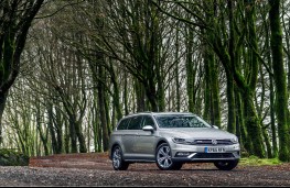 Volkswagen Passat Alltrack, front