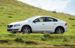 Volvo S60 Cross Country, side action