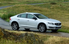 Volvo S60 Cross Country, side static 2
