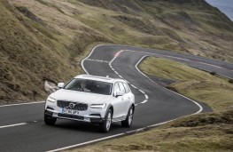 Volvo V90 Cross Country, front action 2