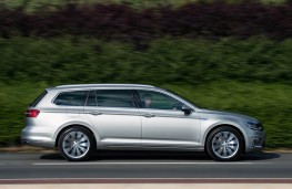 Volkswagen Passat Estate GTE, action side