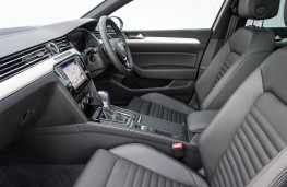 Volkswagen Passat Estate GTE, front seats