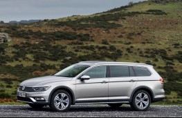 Volkswagen Passat Alltrack, side