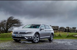 Volkswagen Passat Alltrack, front