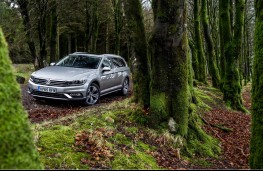 Volkswagen Passat Alltrack, front